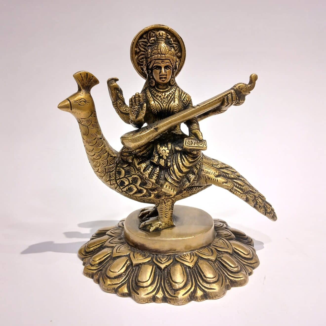 Saraswati auf Pfau 17cm goldig