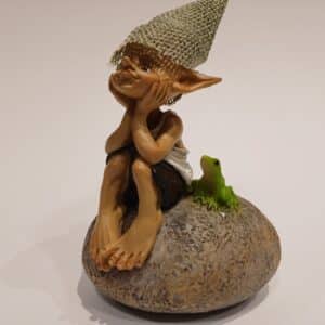 Pixie sitzt auf Stein