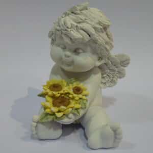 Igor sitzend mit 3 Sonnenblumen